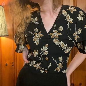 Vintage blouse with whimsical flower print ⭐️